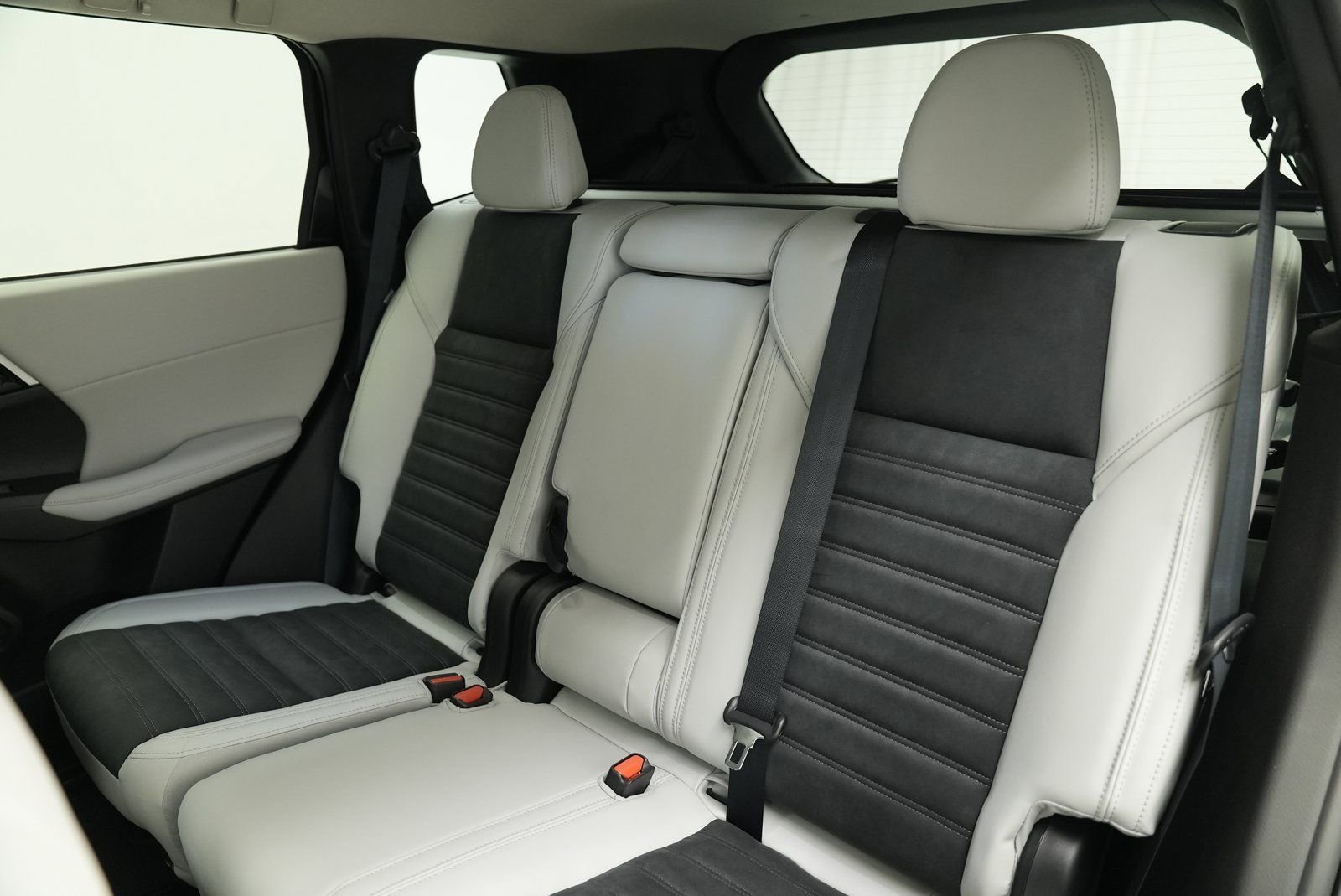 Used 2025 Mitsubishi Outlander SE image 23