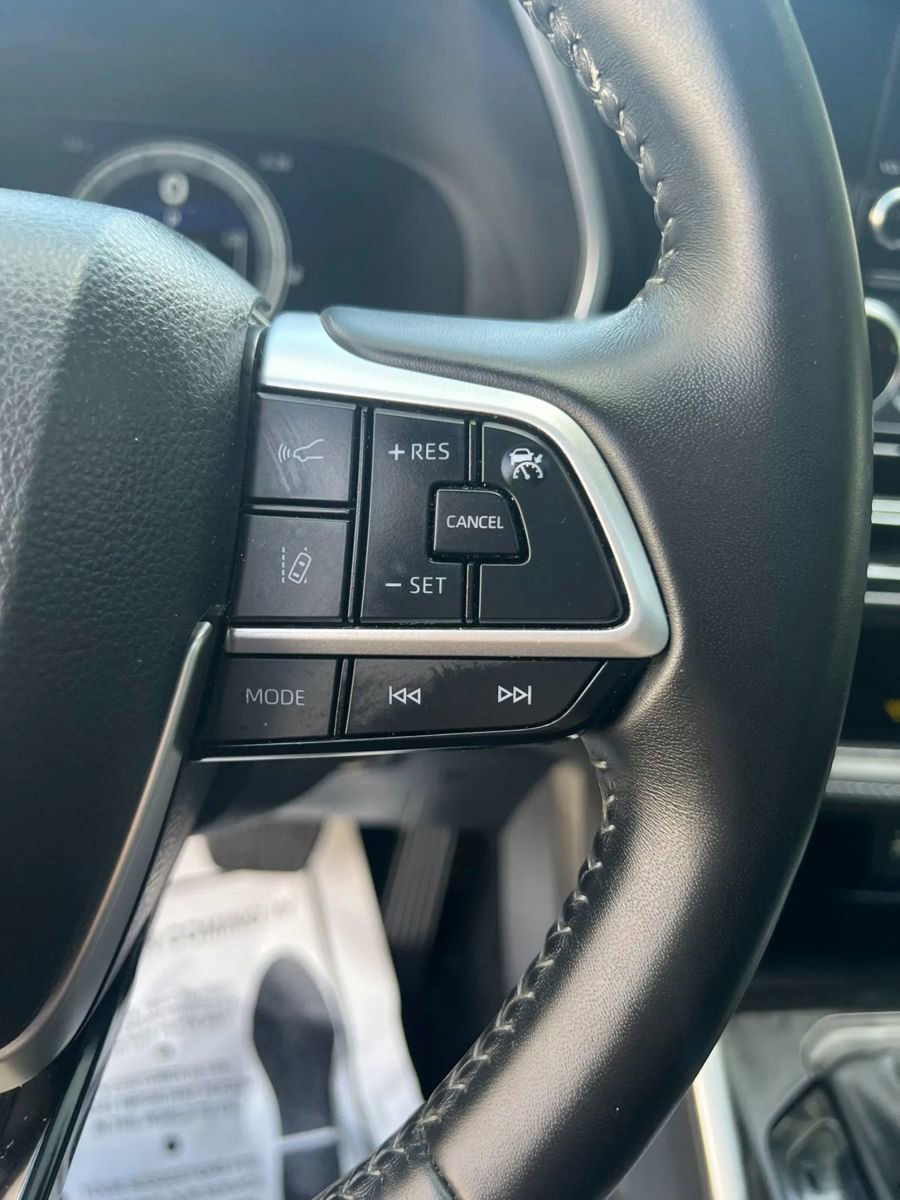 Used 2025 Toyota Highlander XSE image 16