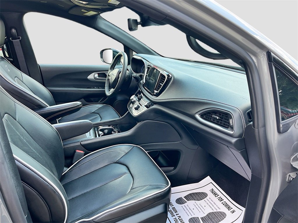 Used 2025 Chrysler Pacifica Limited image 29