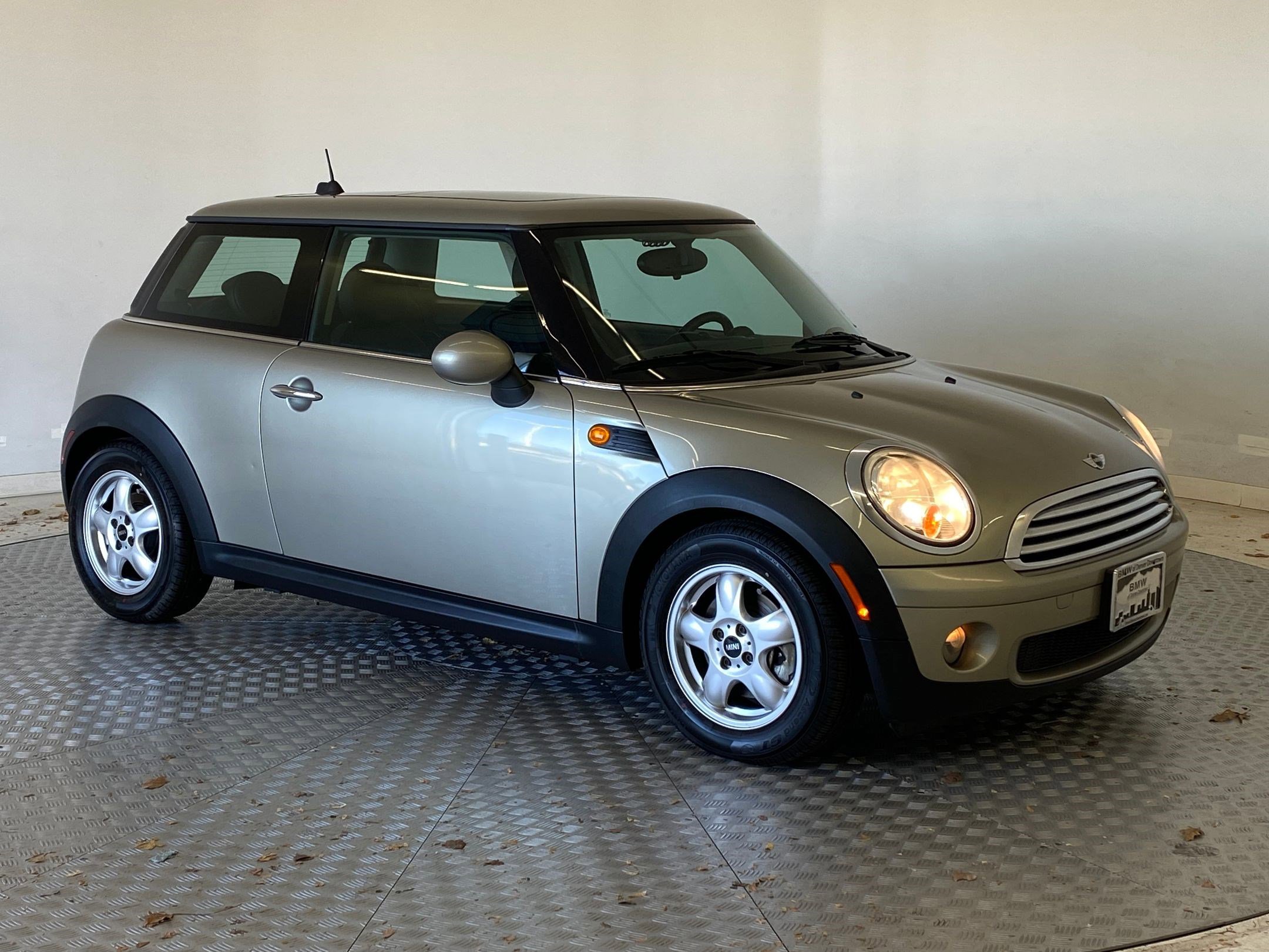 Used 2010 MINI Cooper Hardtop image 7