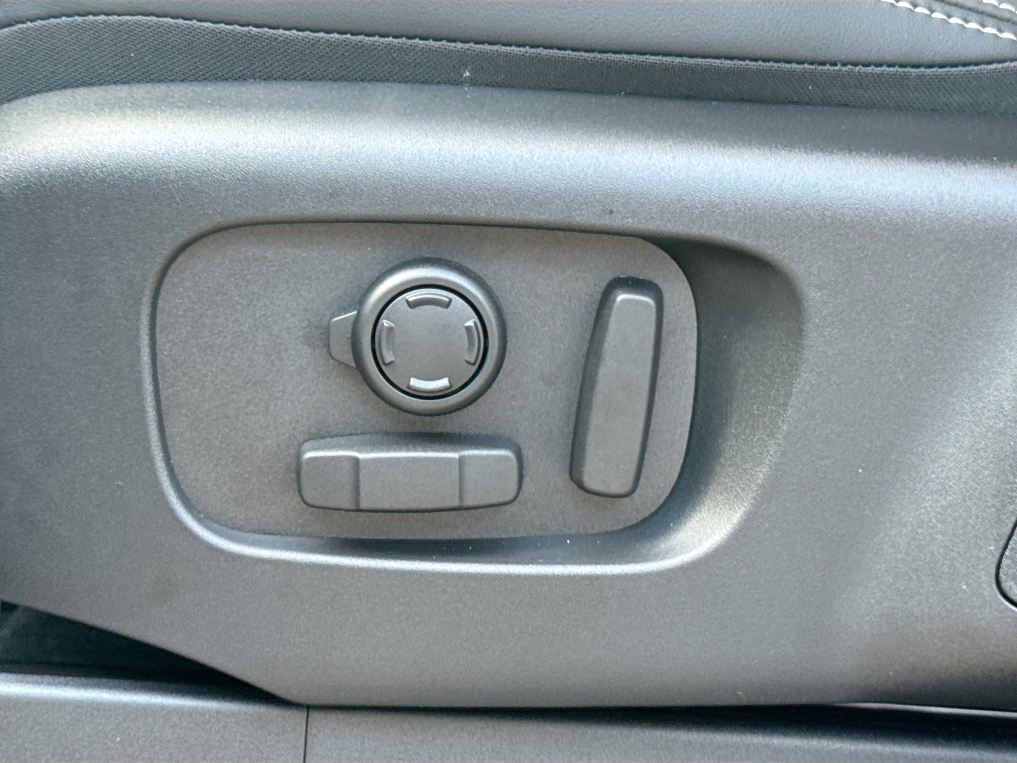 New 2026 Land Rover Discovery Limited Edition image 26