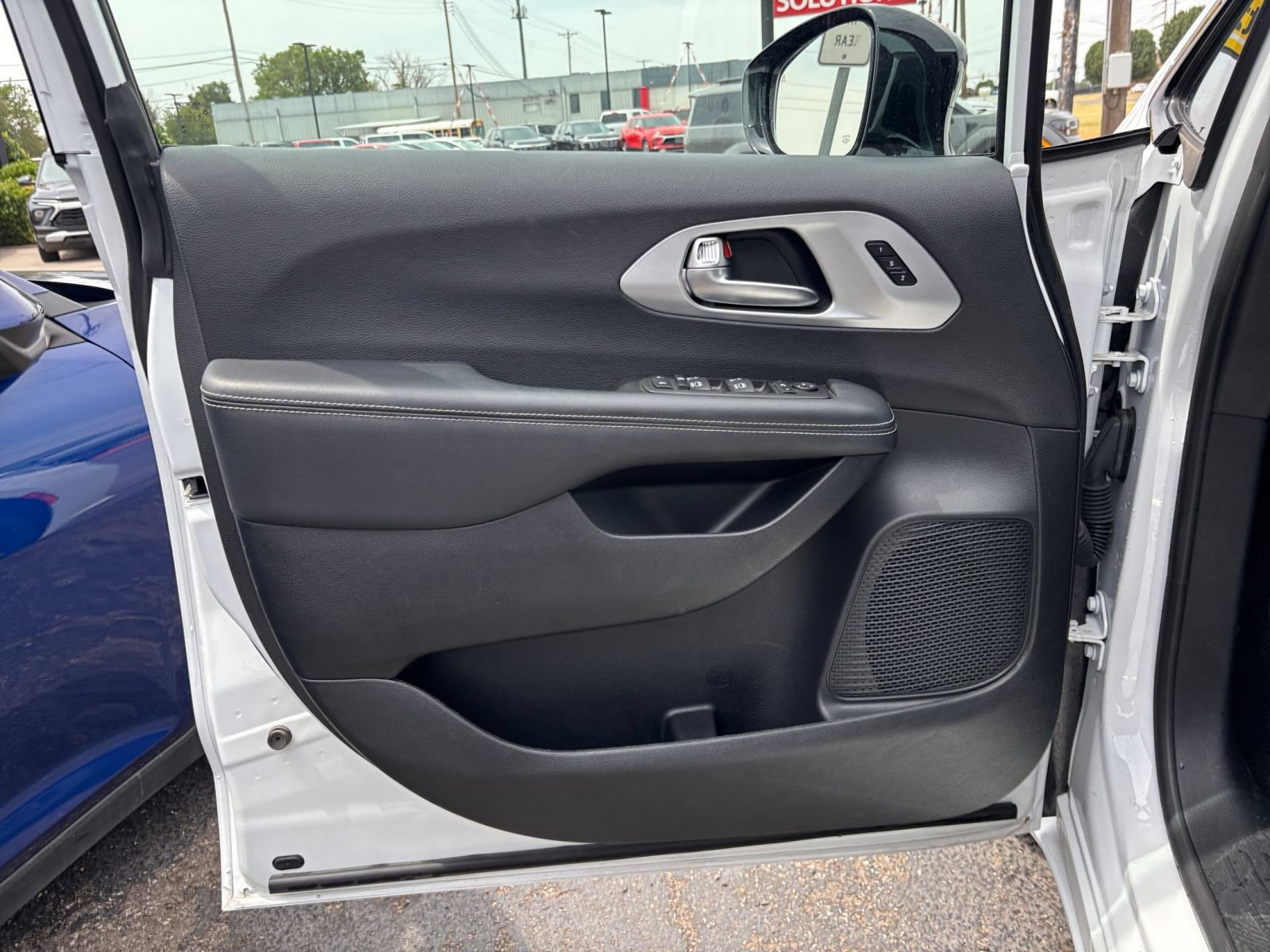 Used 2025 Chrysler Pacifica Limited FWD image 18