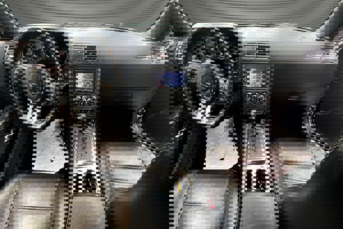 Used 2014 Dodge Challenger SXT RWD image 7