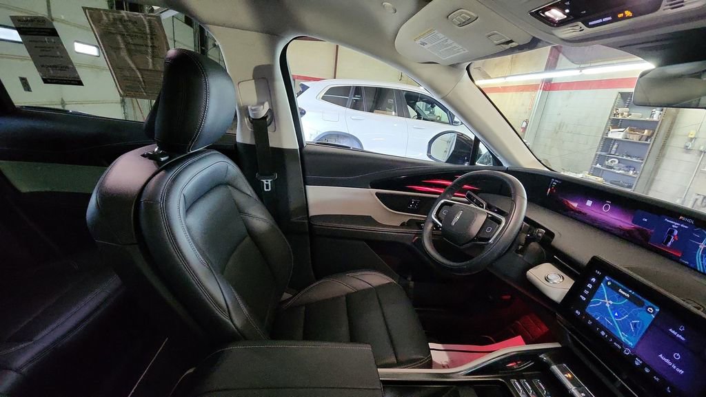 Used 2025 Lincoln Nautilus Premier image 13