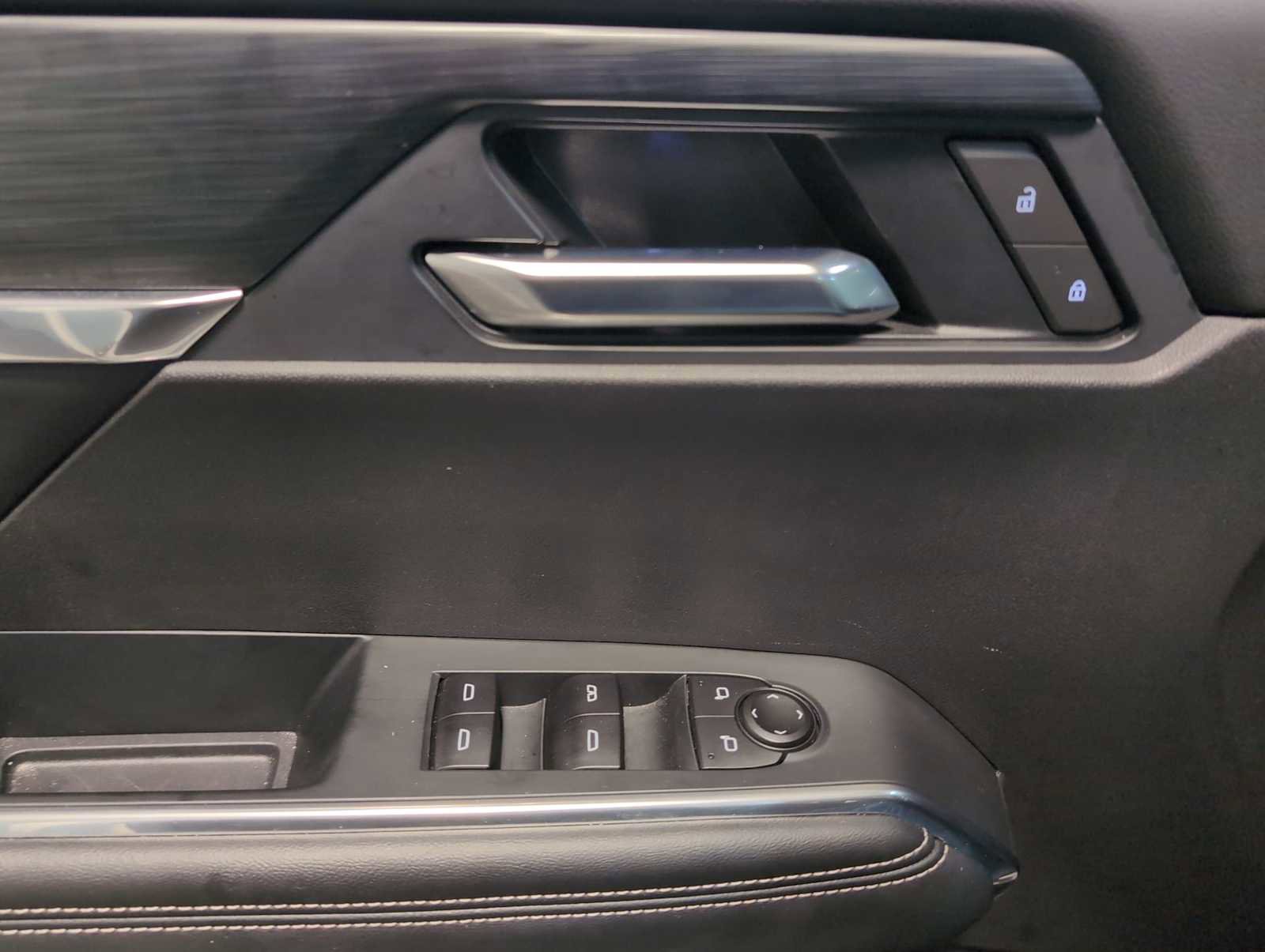 Used 2025 GMC Acadia Elevation image 24