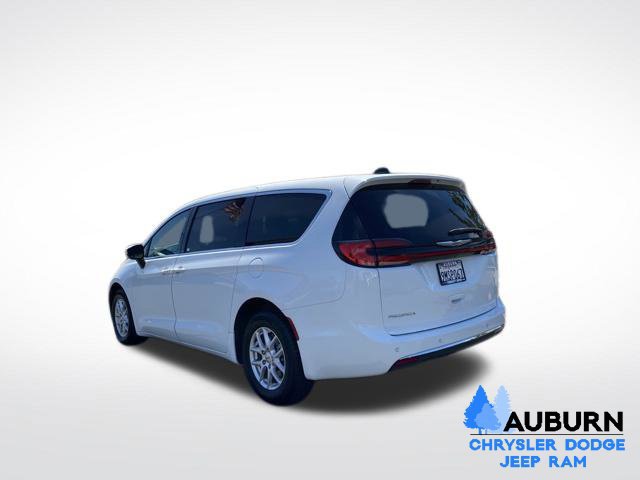 Used 2023 Chrysler Pacifica Touring-L FWD image 5