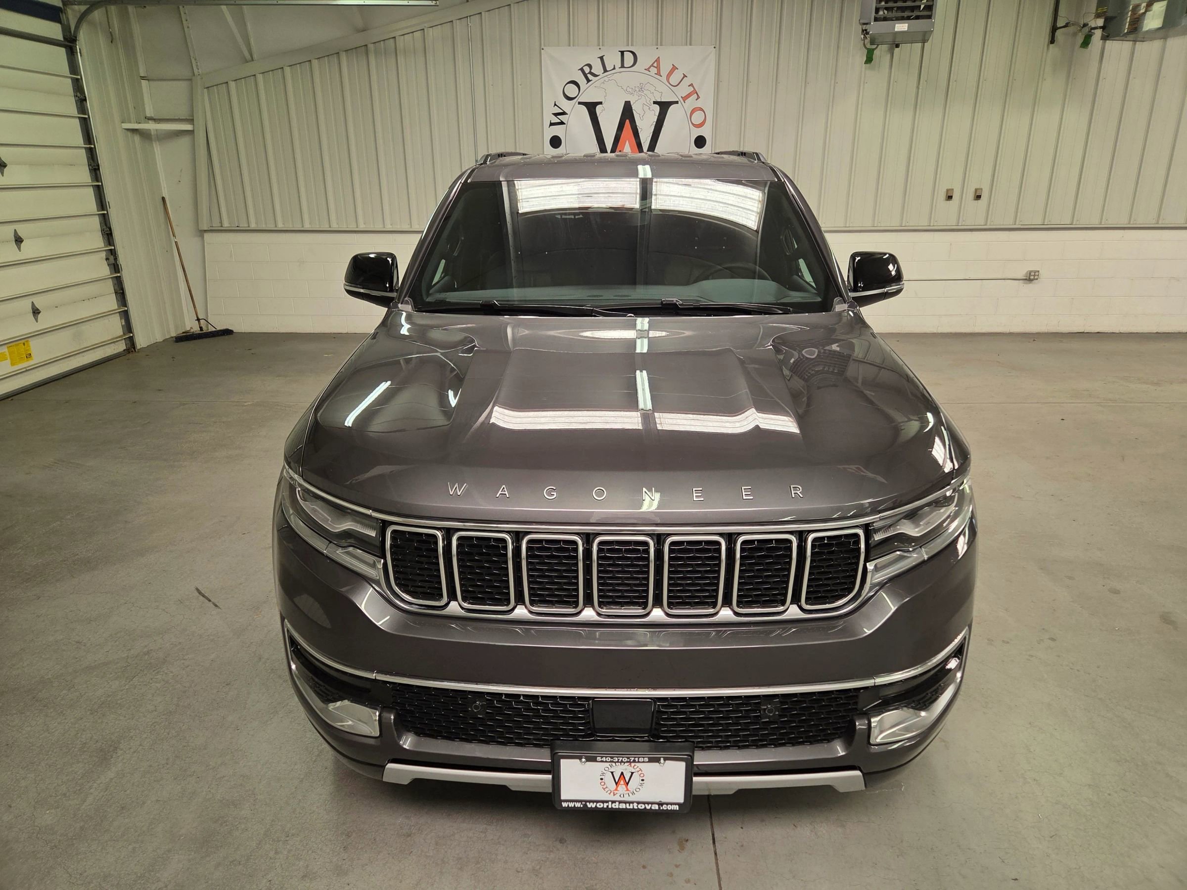 Used 2025 Jeep Wagoneer L Series II w/ 8-pass Seating Package AWD/4WD image 12