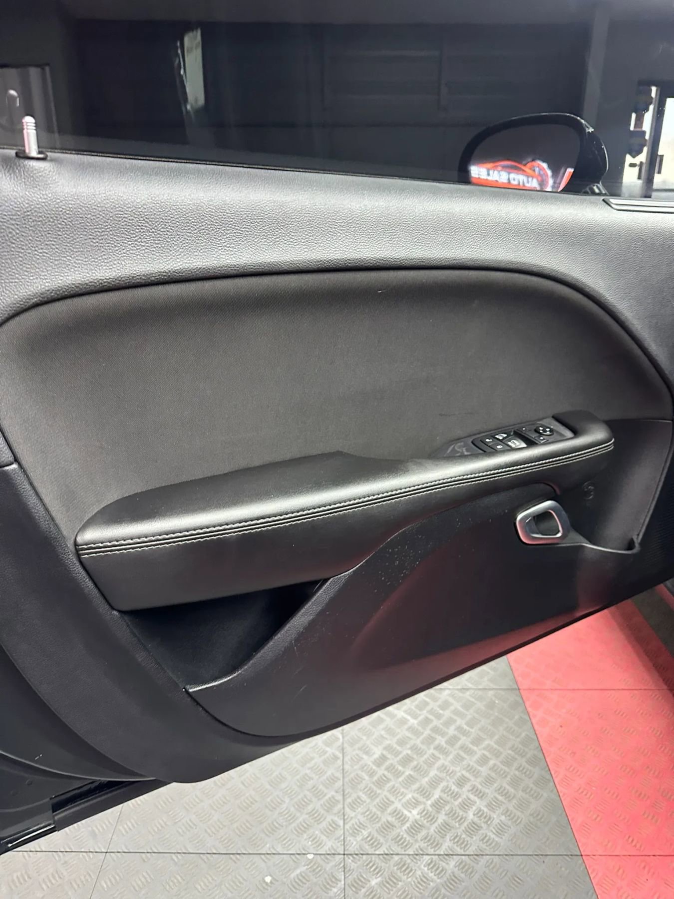 Used 2018 Dodge Challenger SXT RWD image 9