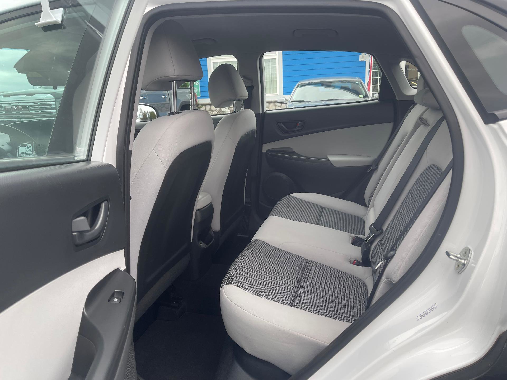 Used 2023 Hyundai Kona SE image 5