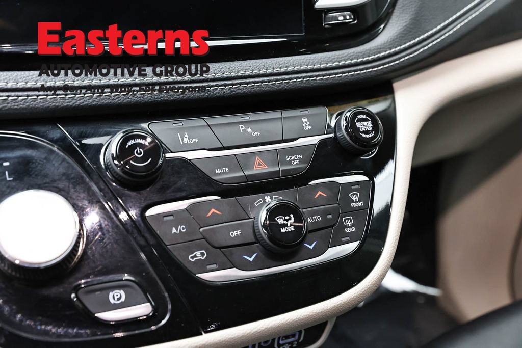 Used 2024 Chrysler Pacifica Limited FWD image 18