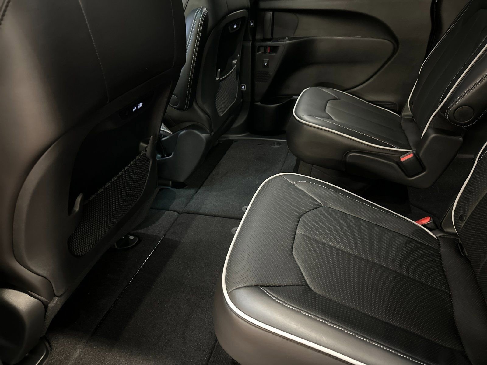 New 2026 Chrysler Pacifica Limited w/ S Appearance Package image 11