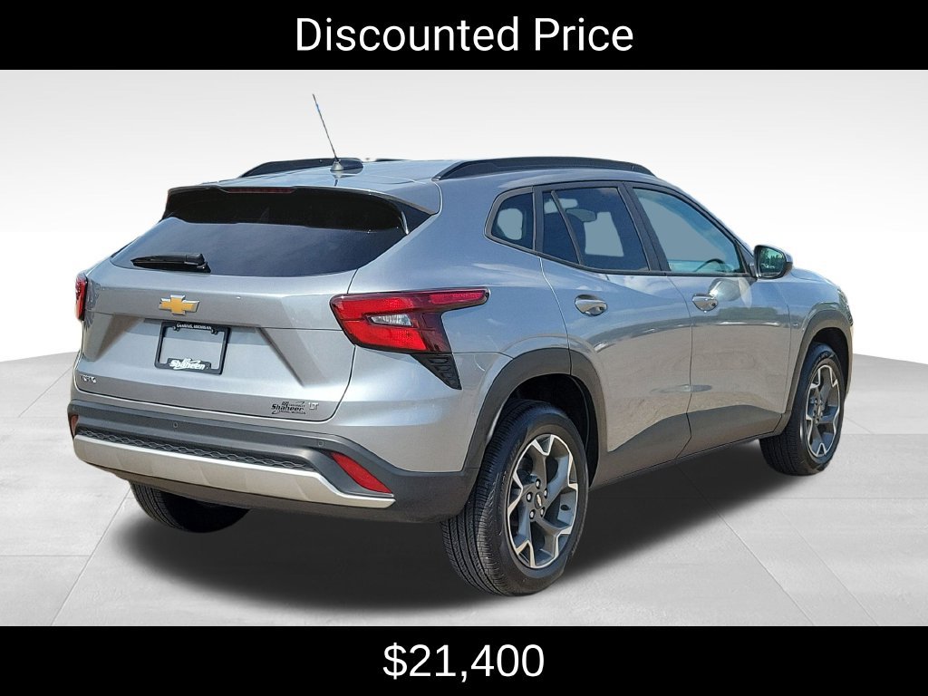 Used 2024 Chevrolet Trax LT w/ Driver Confidence Package FWD image 3