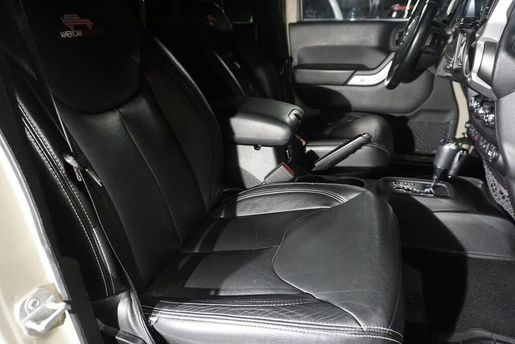 Used 2018 Jeep Wrangler Unlimited Rubicon w/ Connectivity Group image 19