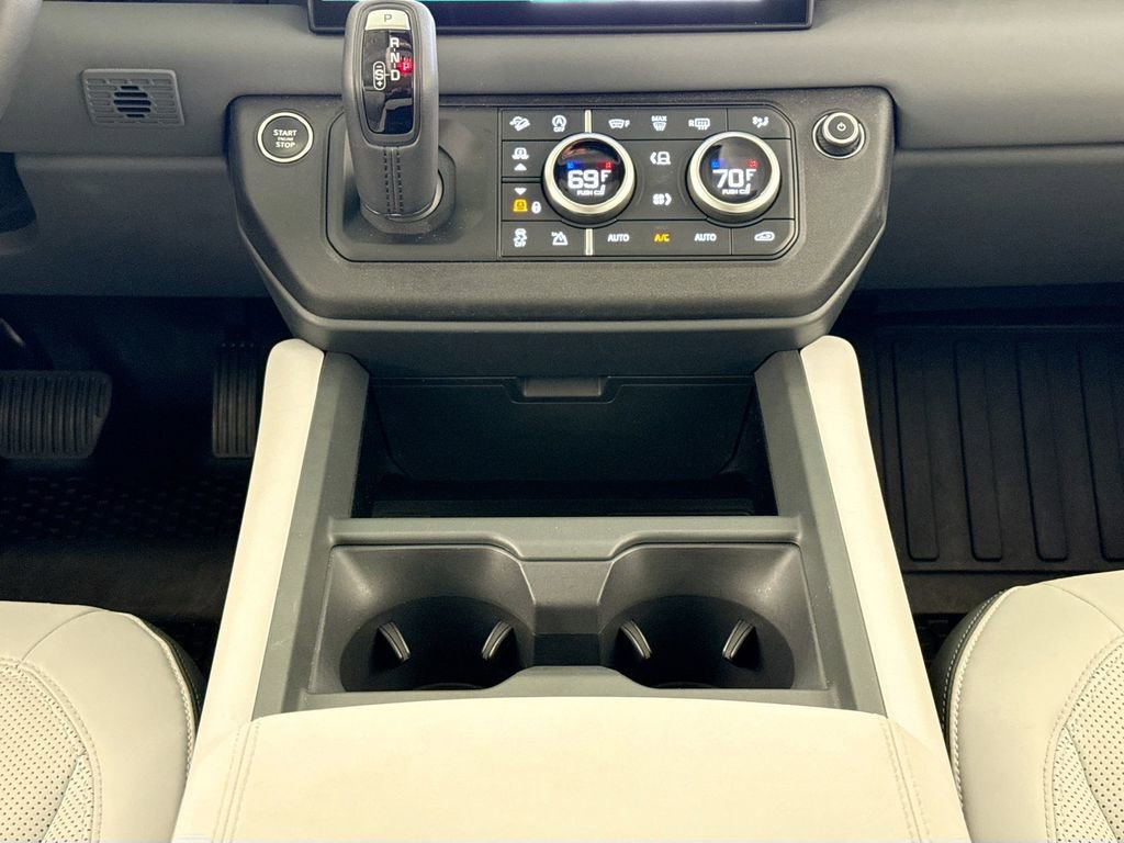 Used 2025 Land Rover Defender 110 X-Dynamic SE AWD/4WD image 12