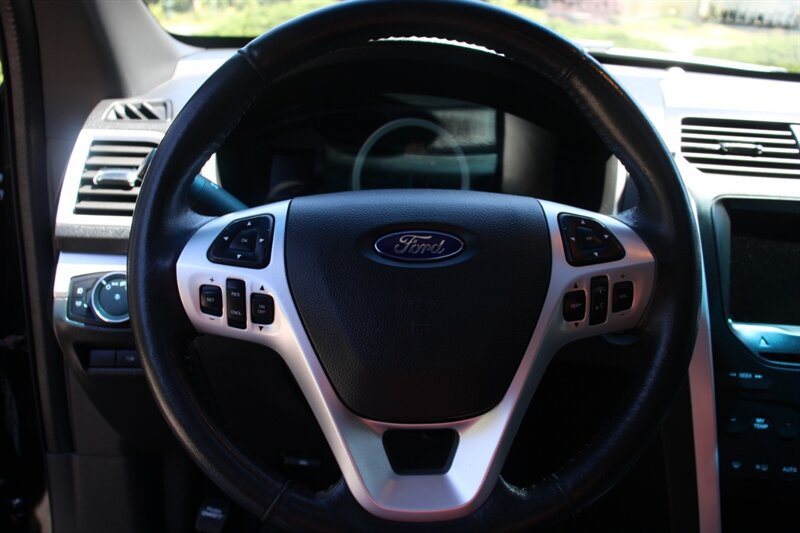 Used 2015 Ford Explorer XLT w/ Equipment Group 202B AWD/4WD image 19