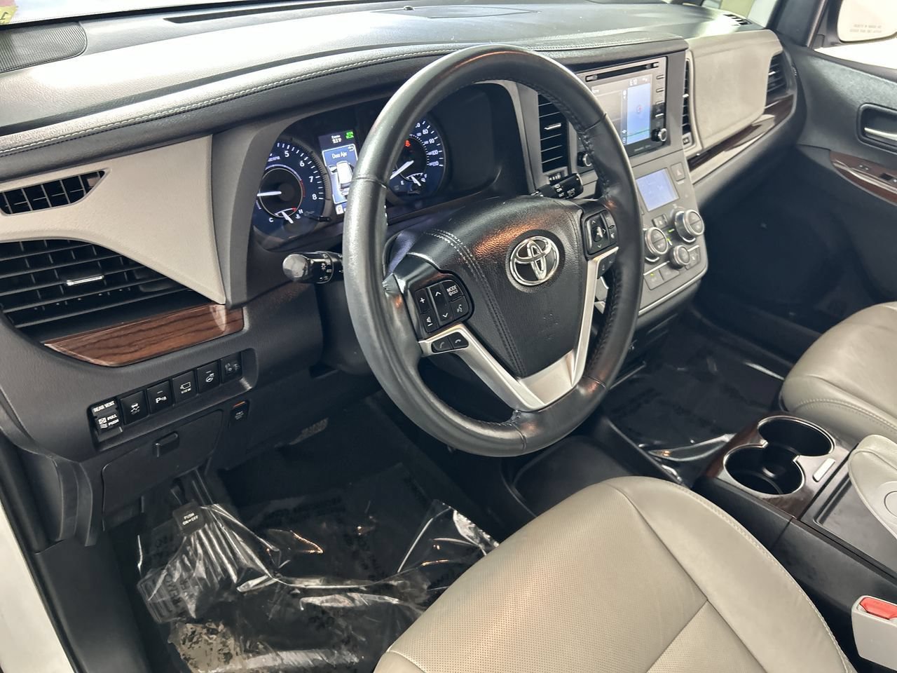Used 2020 Toyota Sienna Limited Premium w/ Carpet Mat Package FWD image 12