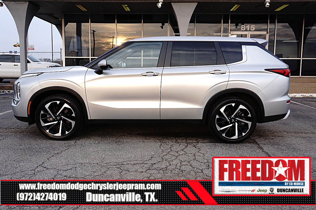 Used 2024 Mitsubishi Outlander SE image 2