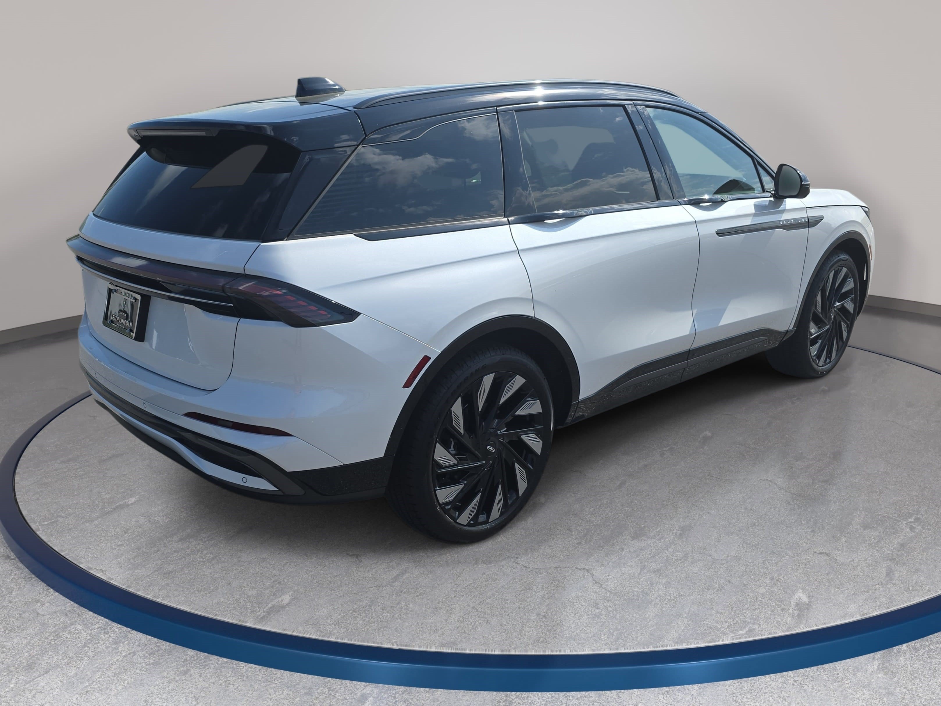 New 2026 Lincoln Nautilus Reserve w/ Jet Appearance Package AWD/4WD image 5