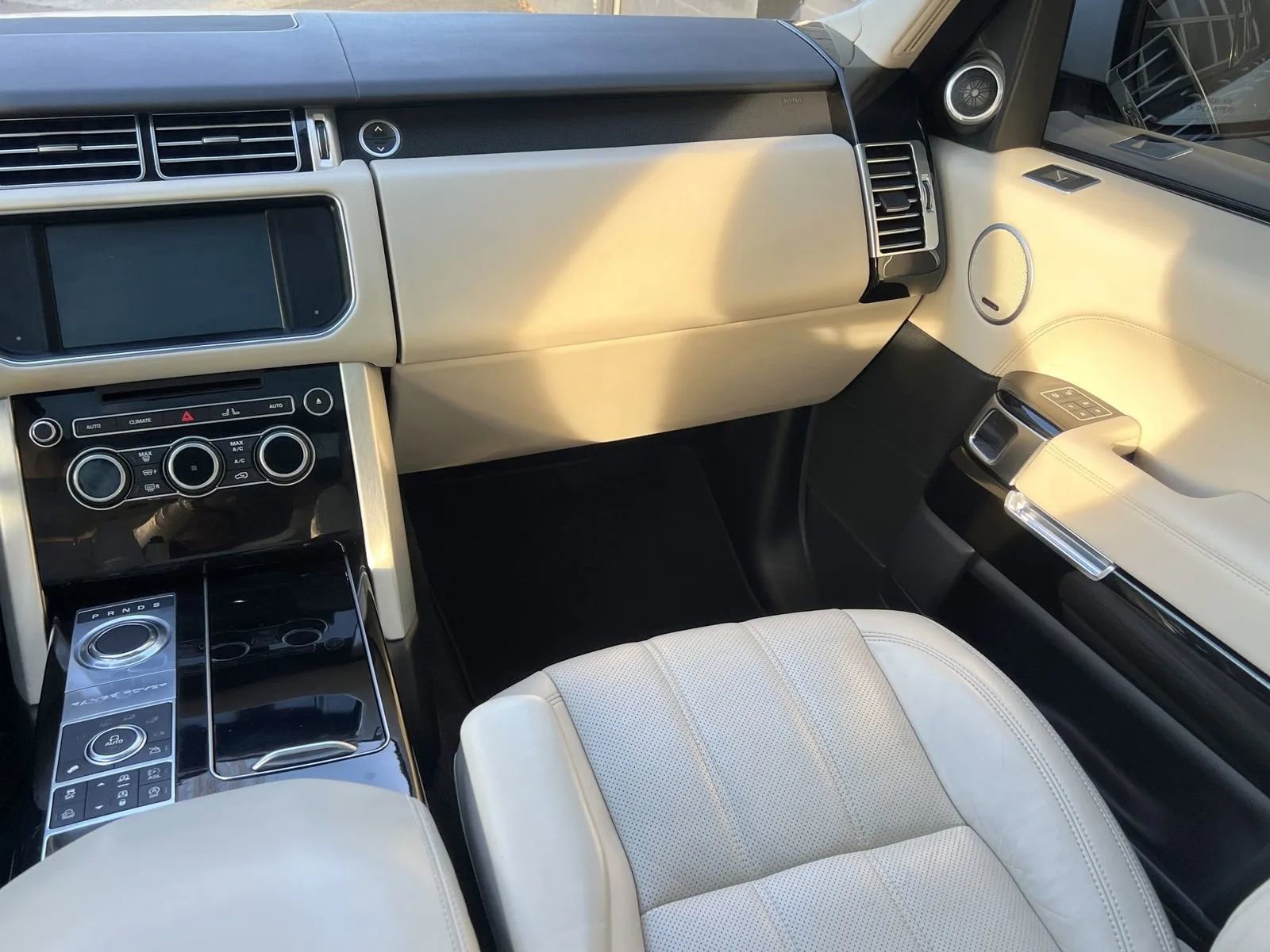 Used 2016 Land Rover Range Rover HSE image 21