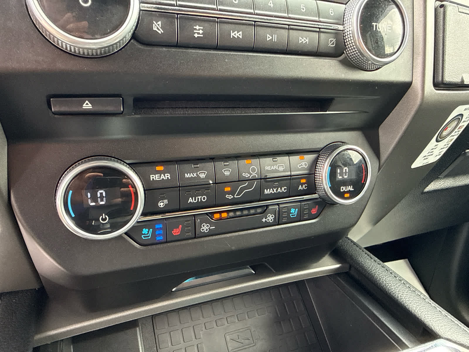 Used 2018 Ford Expedition XLT w/ Equipment Group 202A AWD/4WD image 18