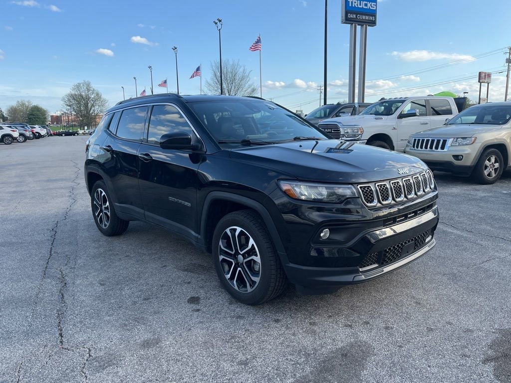 Used 2023 Jeep Compass Latitude image 2