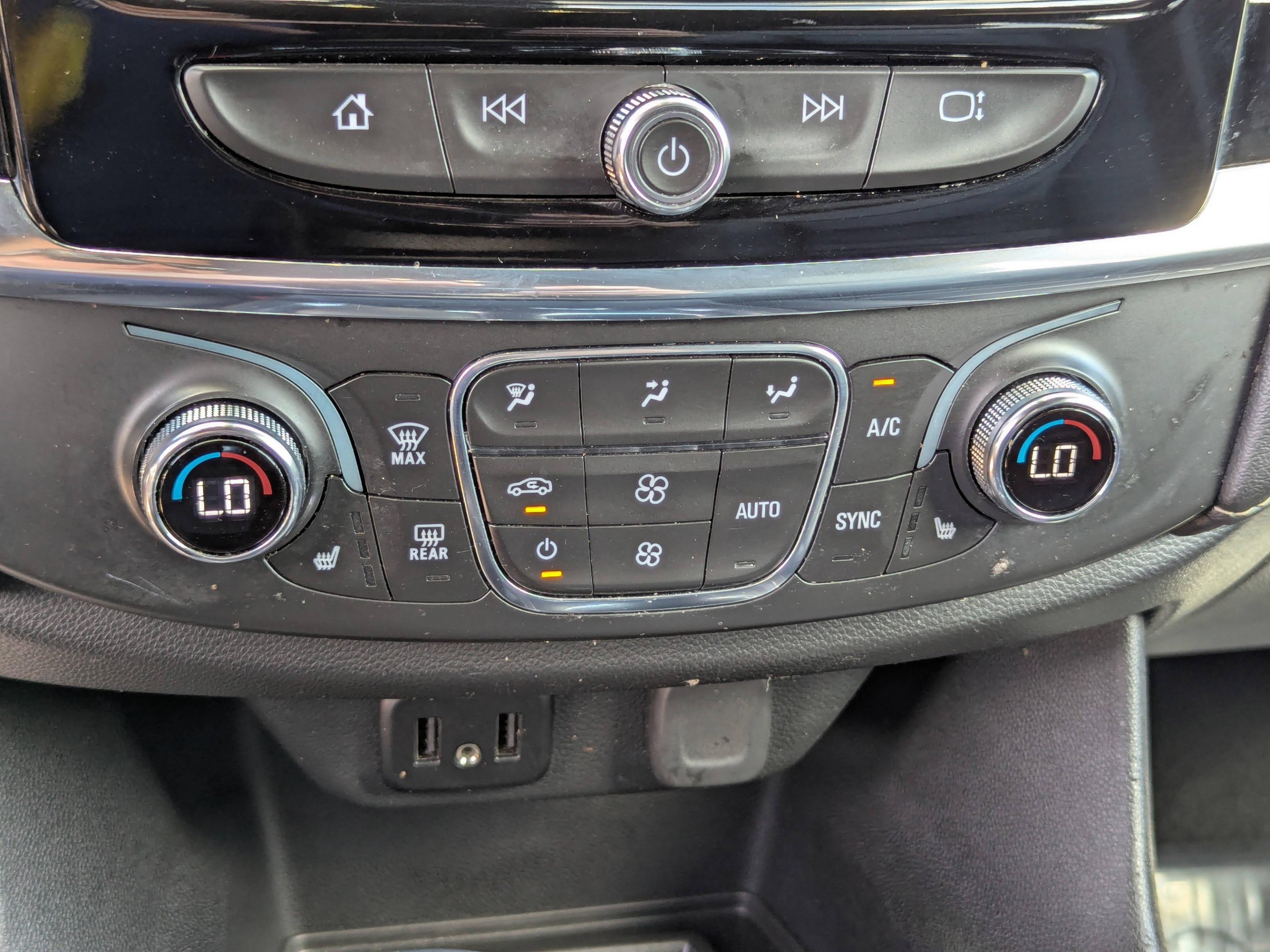 Used 2023 Chevrolet Traverse LT FWD image 28