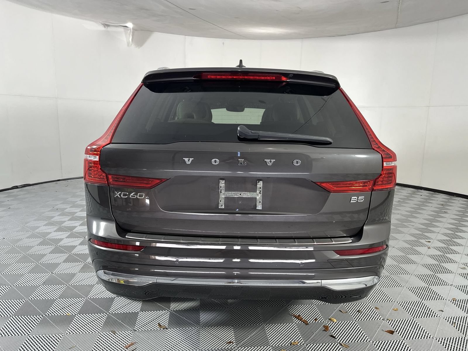 Used 2023 Volvo XC60 B5 Ultimate w/ Protection Package Premier FWD image 7