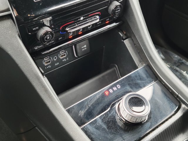 Used 2025 Jeep Grand Cherokee Laredo AWD/4WD image 17