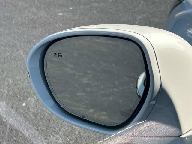 Used 2019 Buick Envision Essence FWD image 16