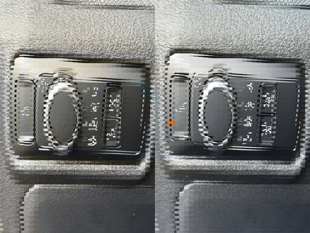 Certified 2024 Ford Explorer 2WD image 32