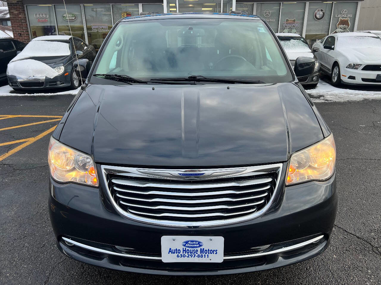 Used 2014 Chrysler Town & Country Touring image 5