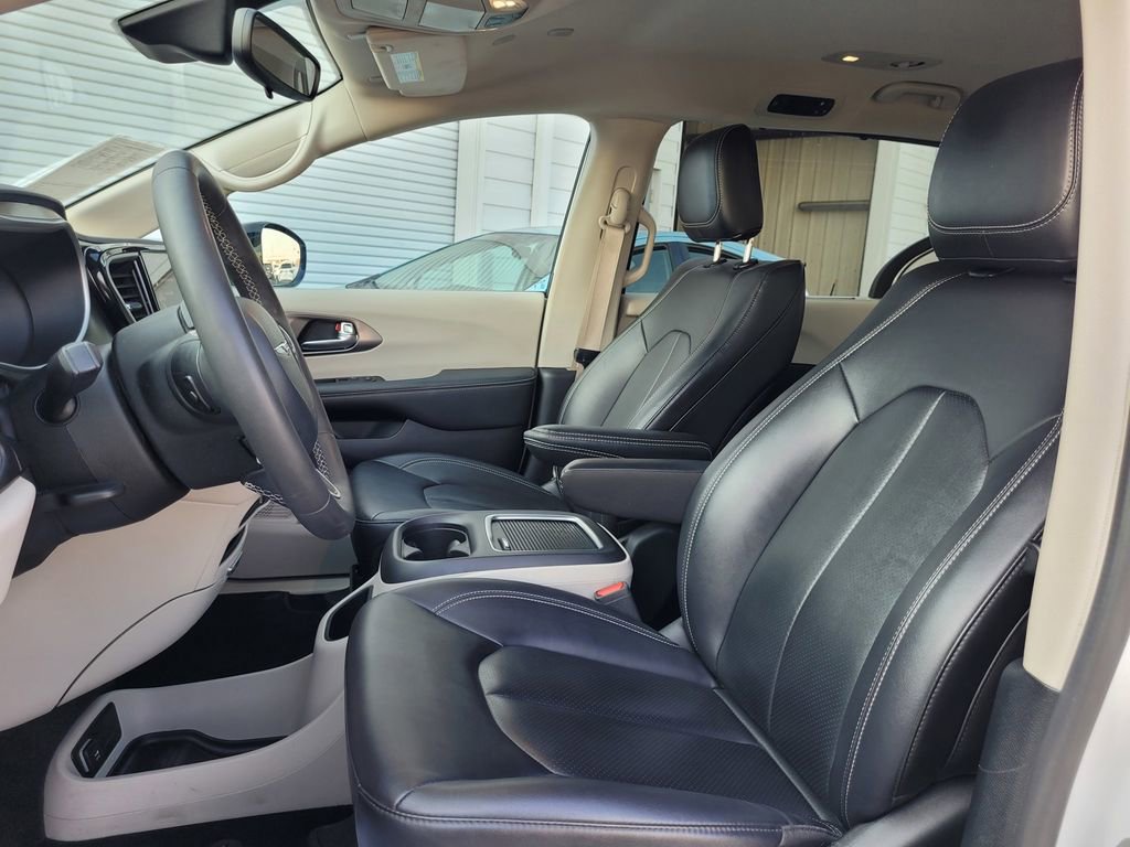 Used 2024 Chrysler Pacifica Touring-L image 11