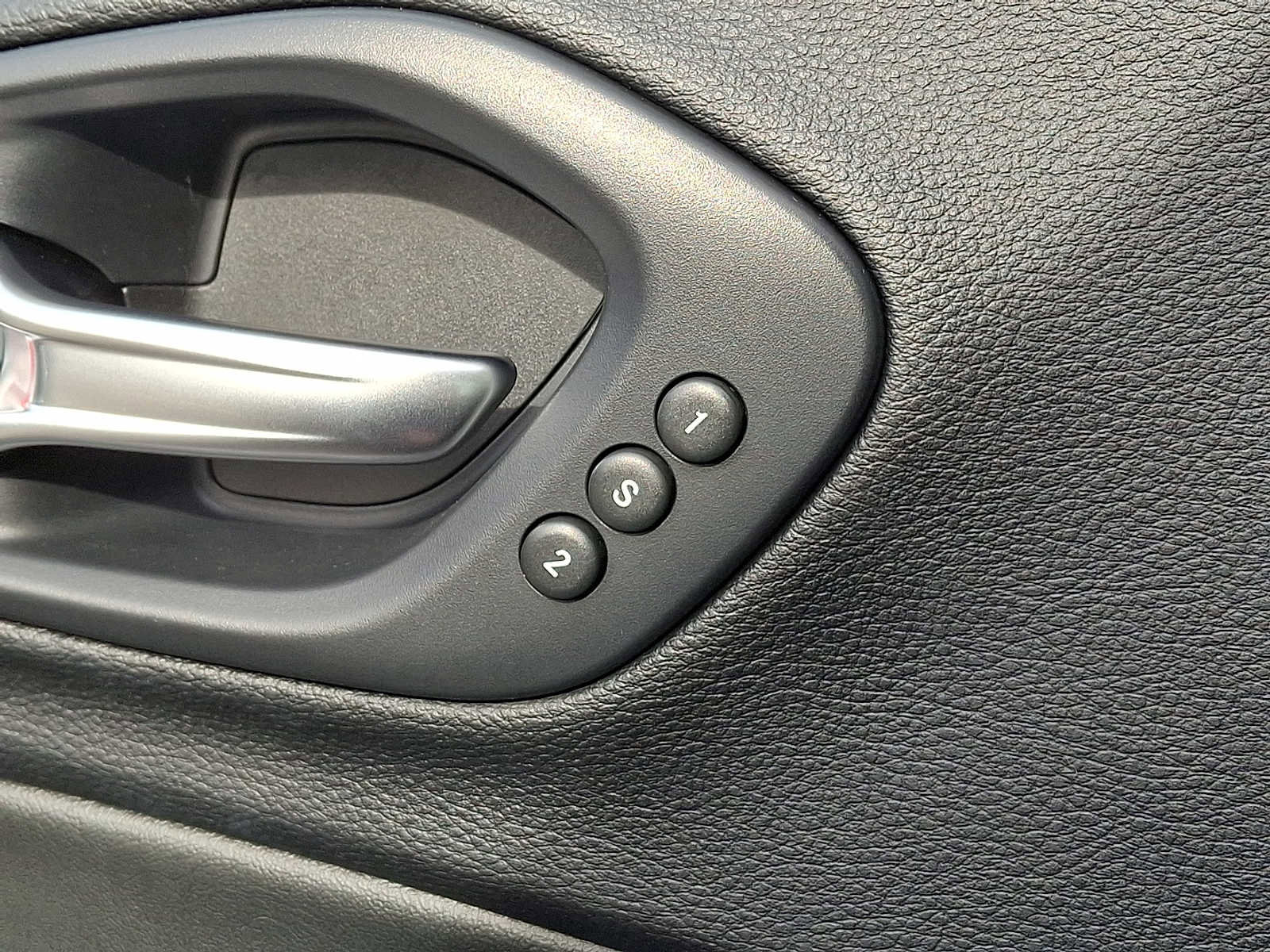 Used 2019 Jeep Cherokee Limited image 25