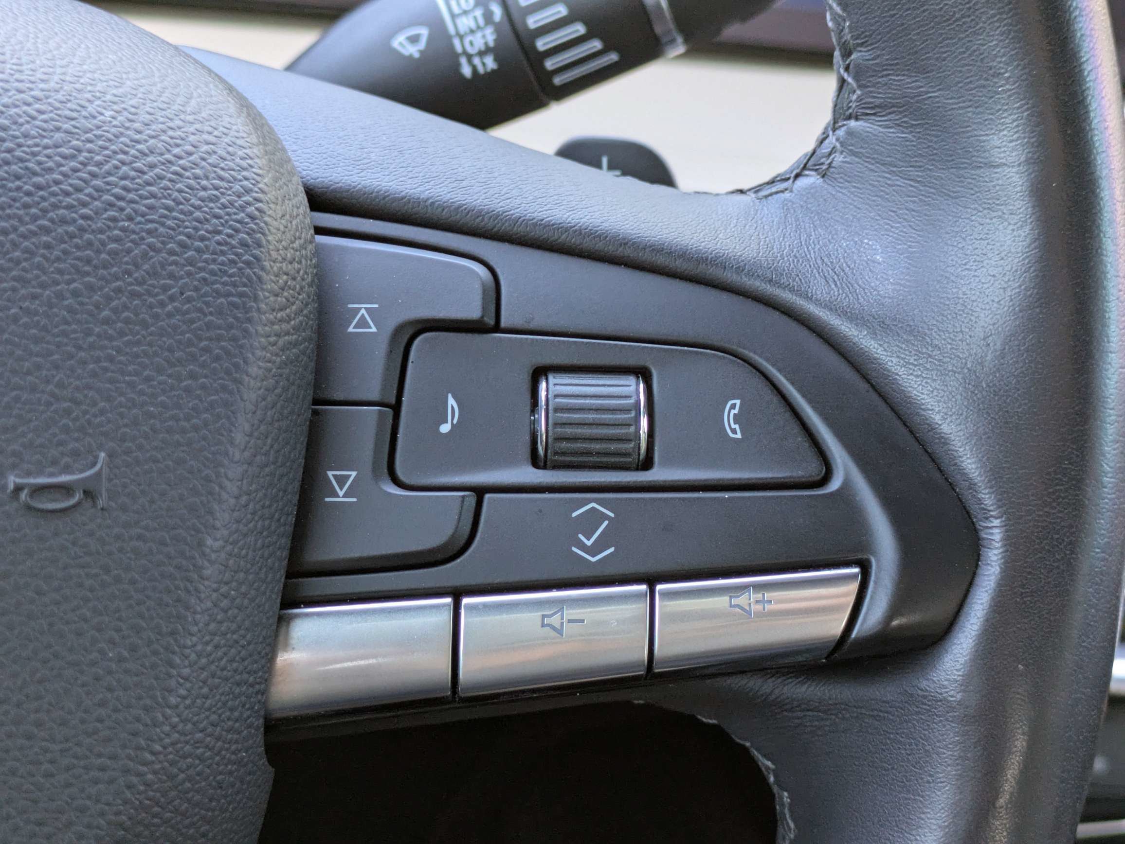 Used 2024 Cadillac XT4 Luxury w/ Cold Weather Package FWD image 20