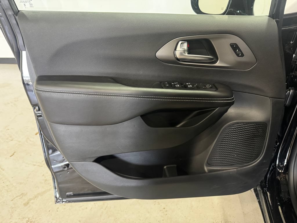 New 2027 Chrysler Pacifica Select w/ Family Tech Group AWD/4WD image 17