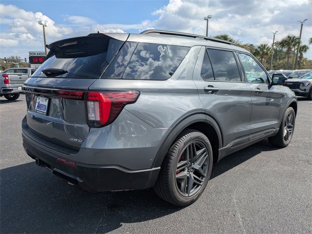 Used 2025 Ford Explorer ST-Line w/ ST-Line Street Pack image 4