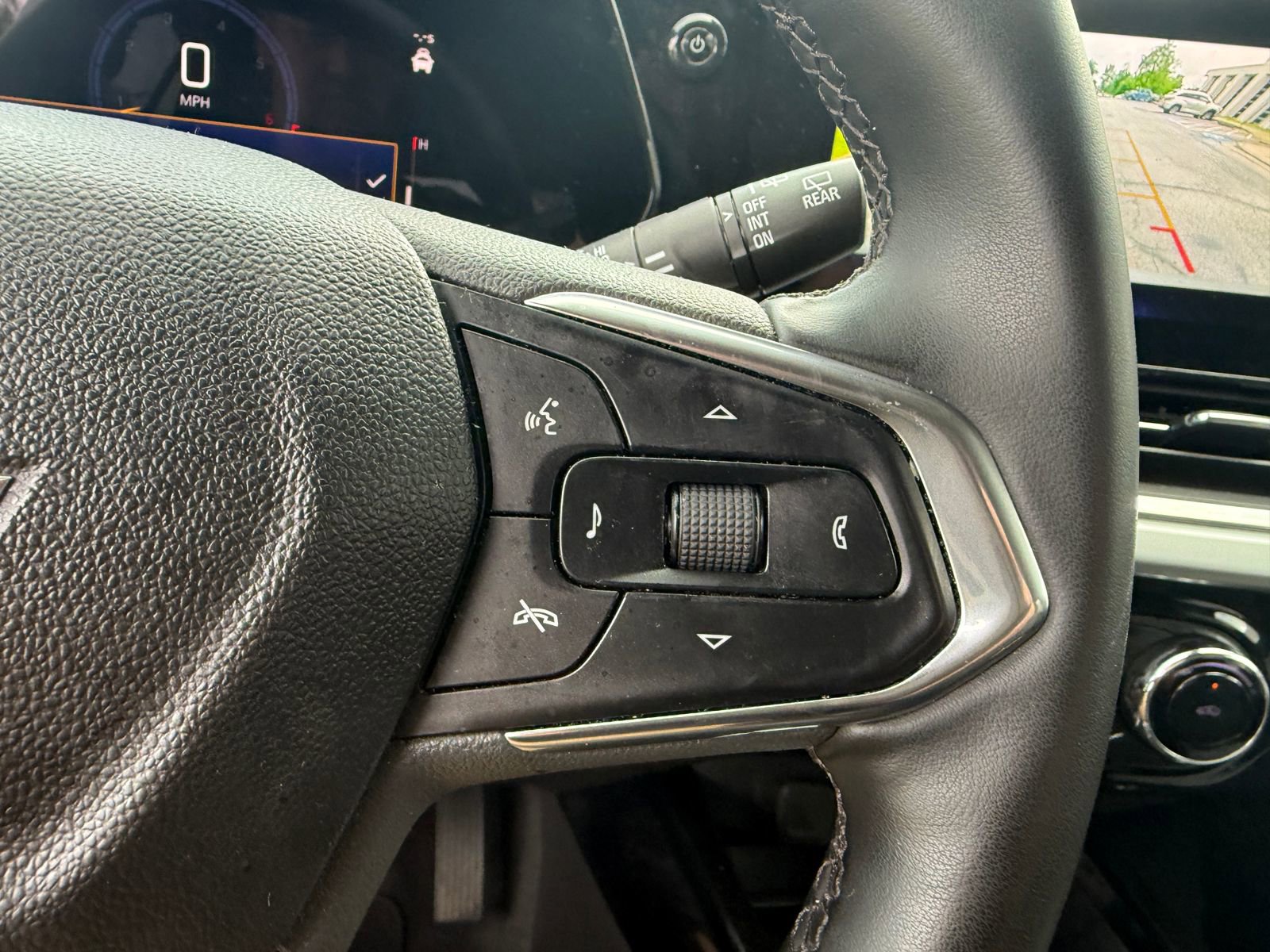 Used 2025 Chevrolet Trax LT w/ LT Convenience Package FWD image 18