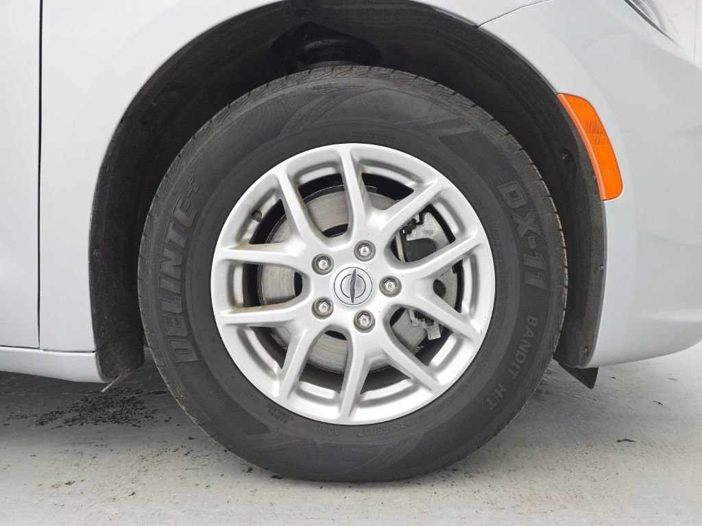 Used 2024 Chrysler Pacifica Touring-L image 19