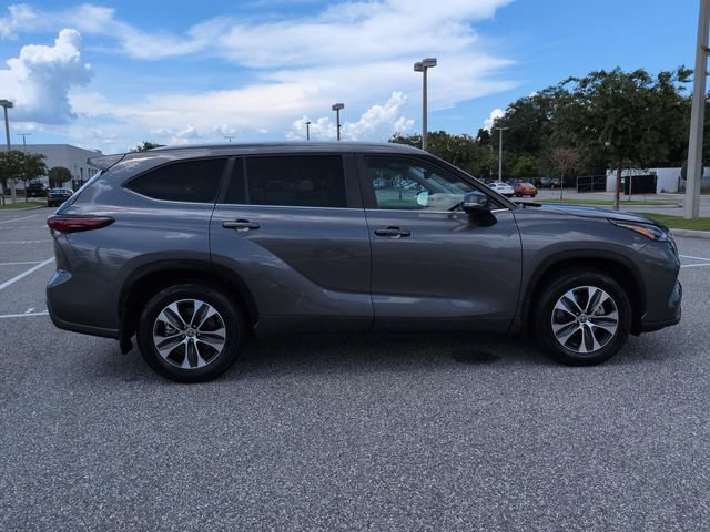 Certified 2024 Toyota Highlander XLE FWD image 3