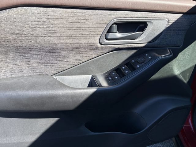 Used 2023 Nissan Rogue S AWD/4WD image 13