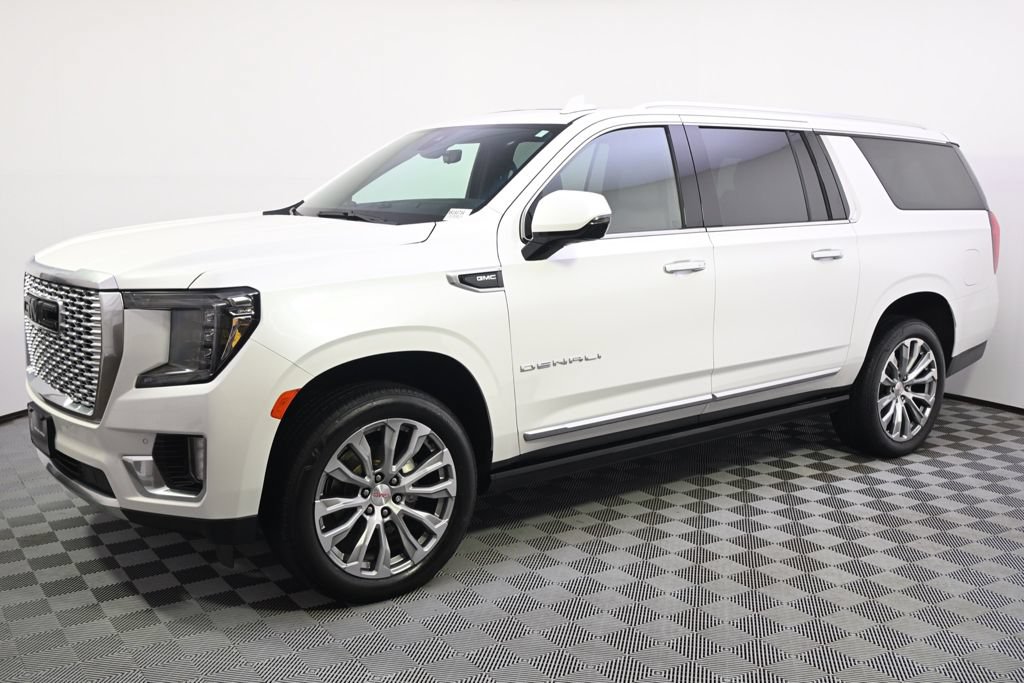 Used 2022 GMC Yukon XL Denali w/ Denali Premium Package AWD/4WD image 3