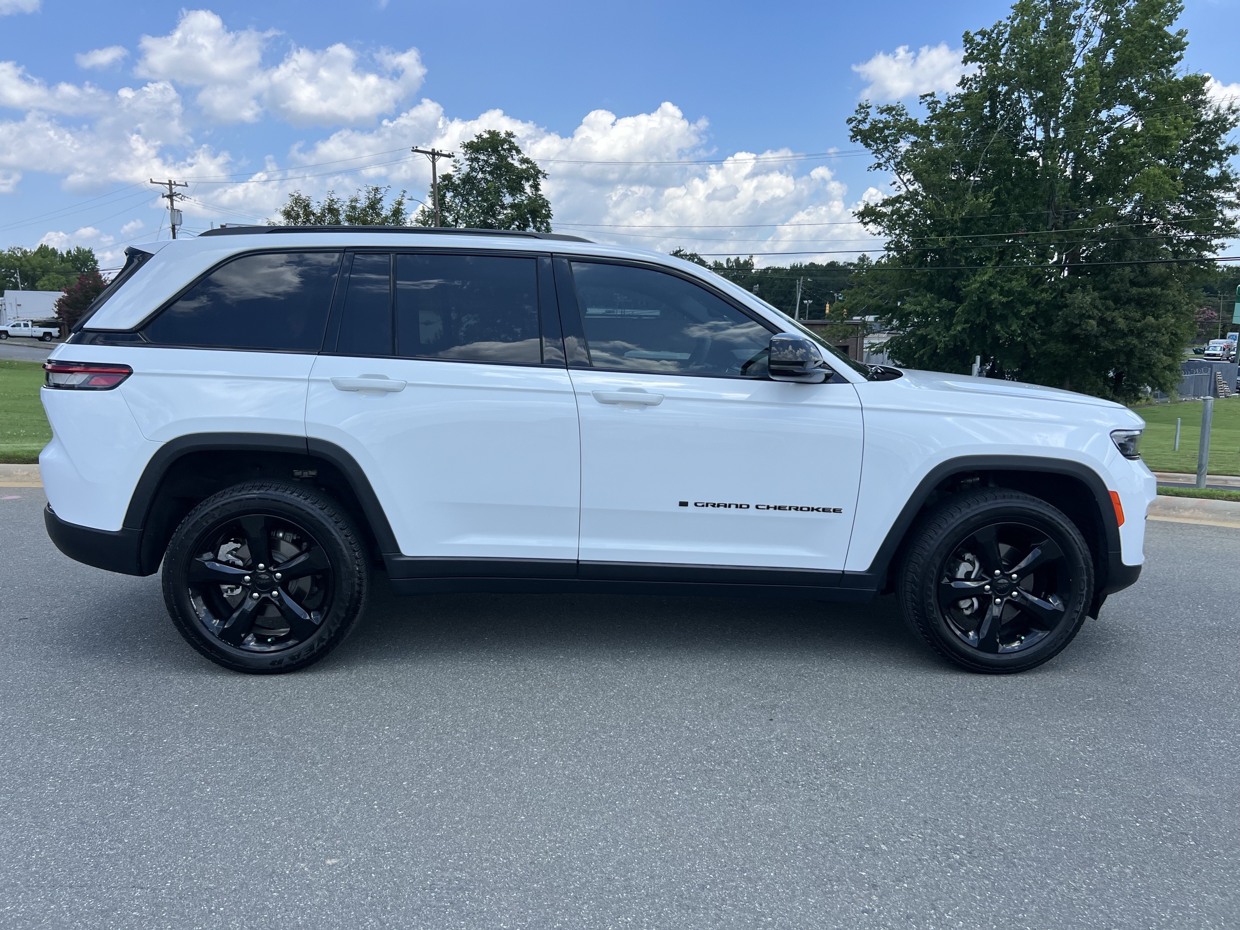 Used 2023 Jeep Grand Cherokee Altitude RWD image 10
