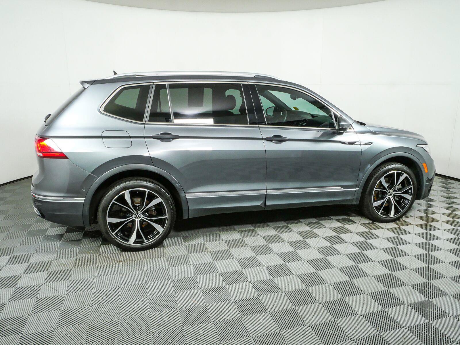 Used 2022 Volkswagen Tiguan SEL R-Line AWD/4WD image 2