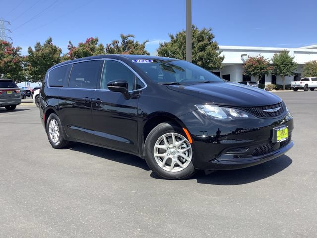 Used 2025 Chrysler Voyager LX FWD image 2