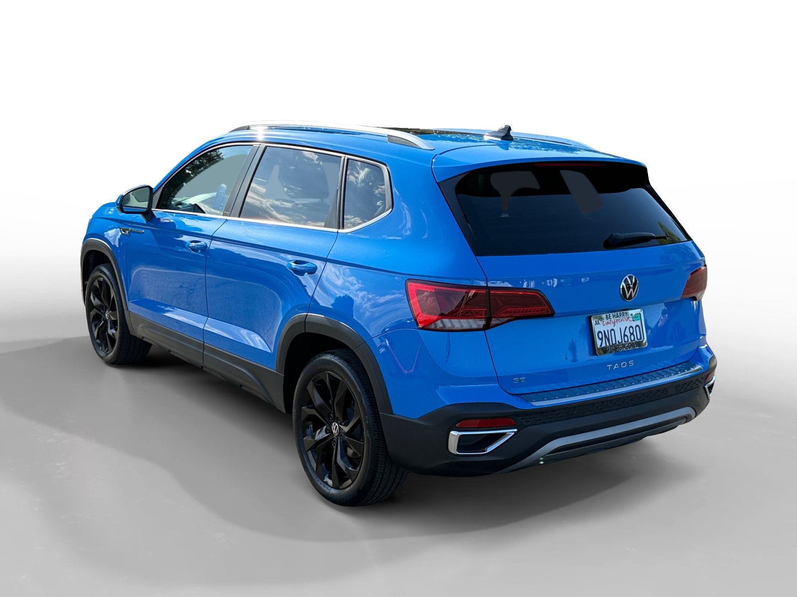 Used 2024 Volkswagen Taos SE w/ Panoramic Sunroof Package FWD image 3