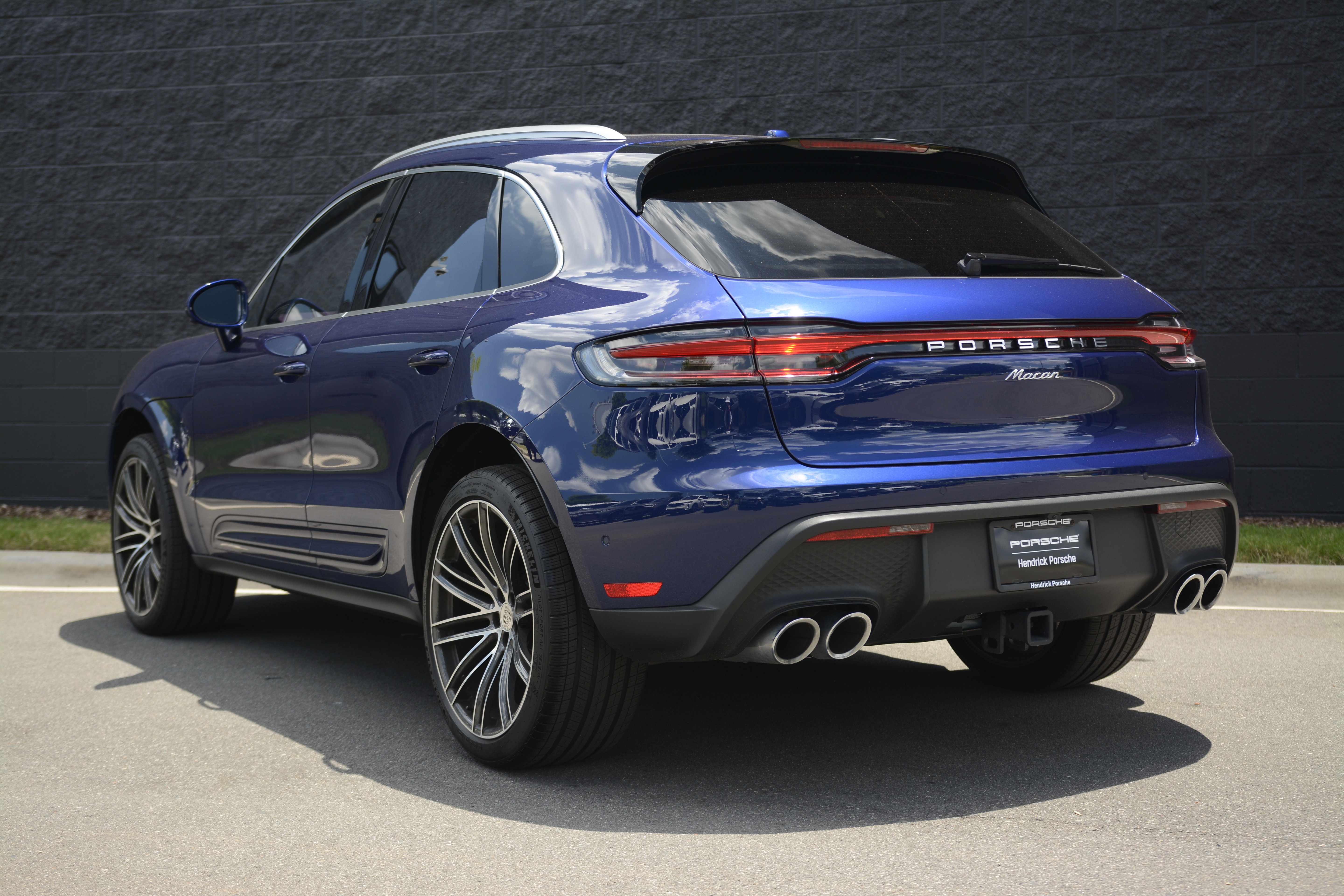 Certified 2026 Porsche Macan AWD/4WD image 3