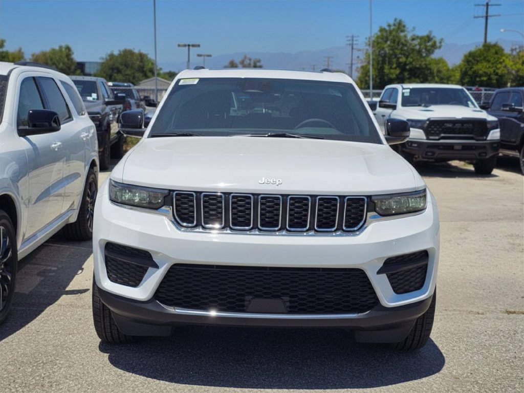 New 2026 Jeep Grand Cherokee Laredo RWD image 3