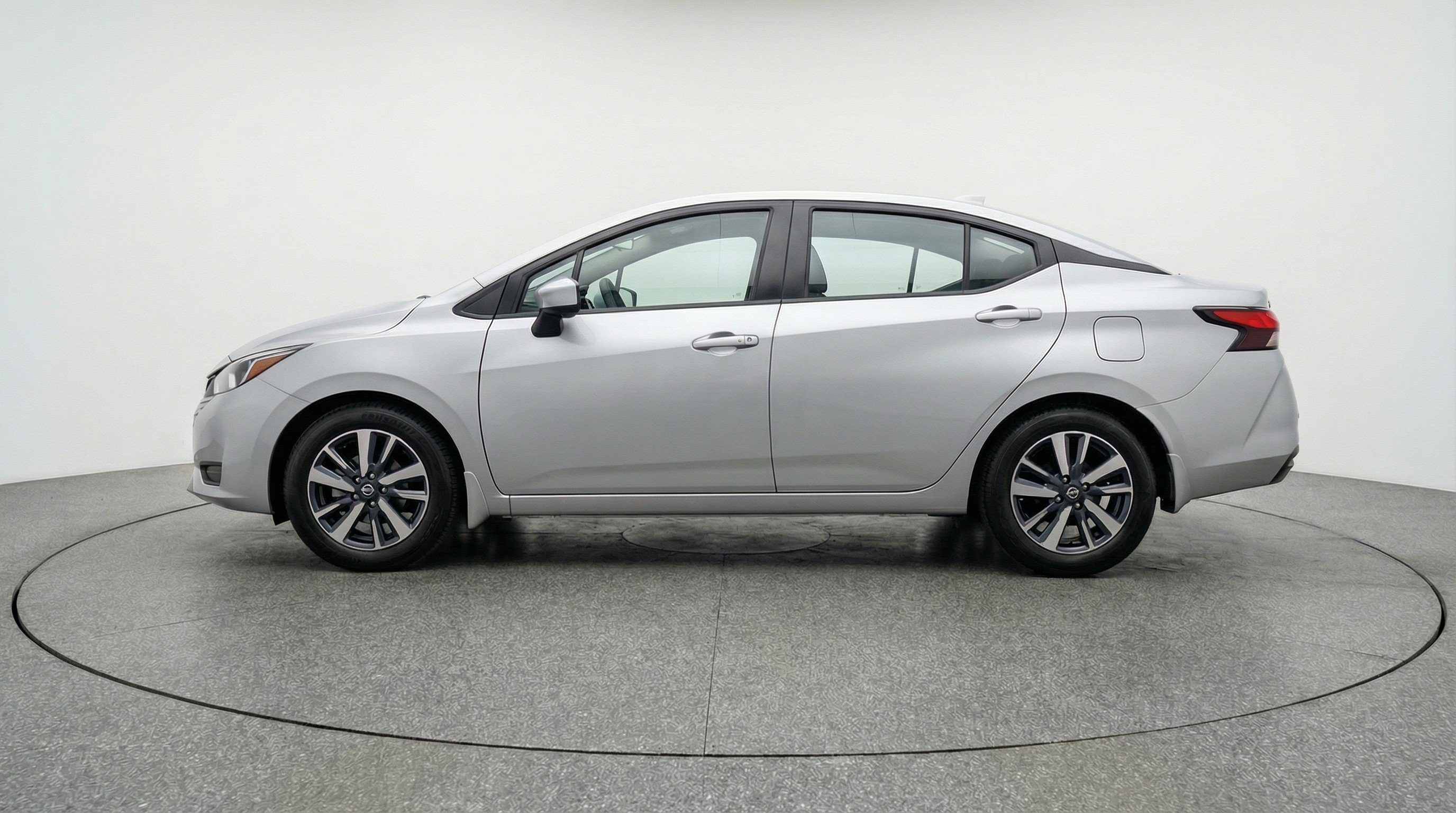 Used 2025 Nissan Versa SV FWD image 5