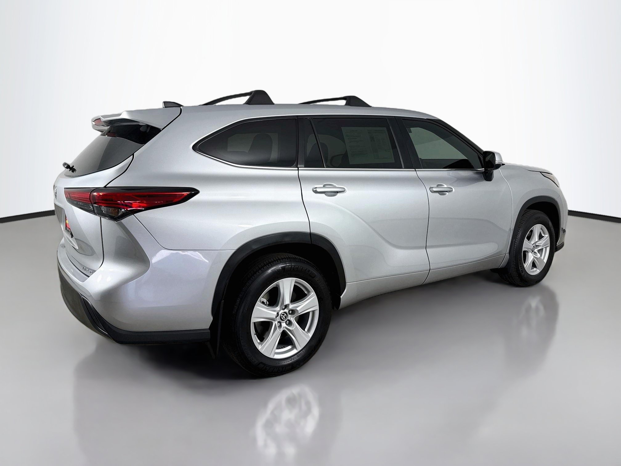 Used 2023 Toyota Highlander LE AWD/4WD image 8