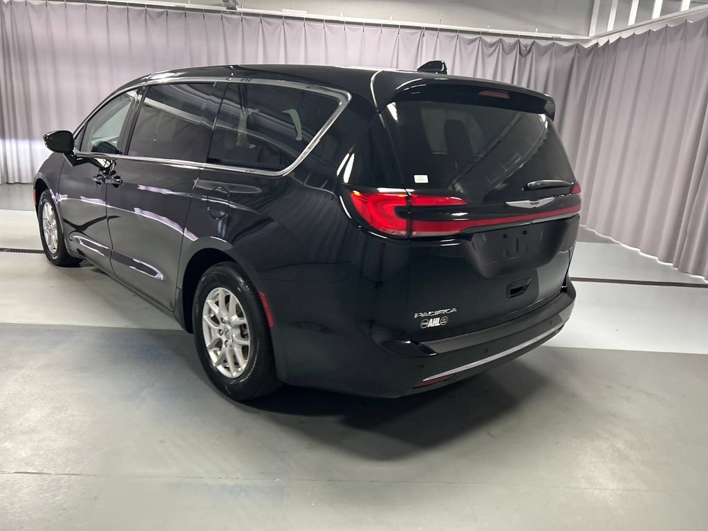 Used 2024 Chrysler Pacifica Touring-L w/ Uconnect Theater Family Group FWD image 5